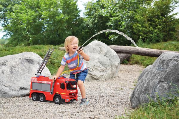 Lena Powerful Giants Ride-On Fire Truck